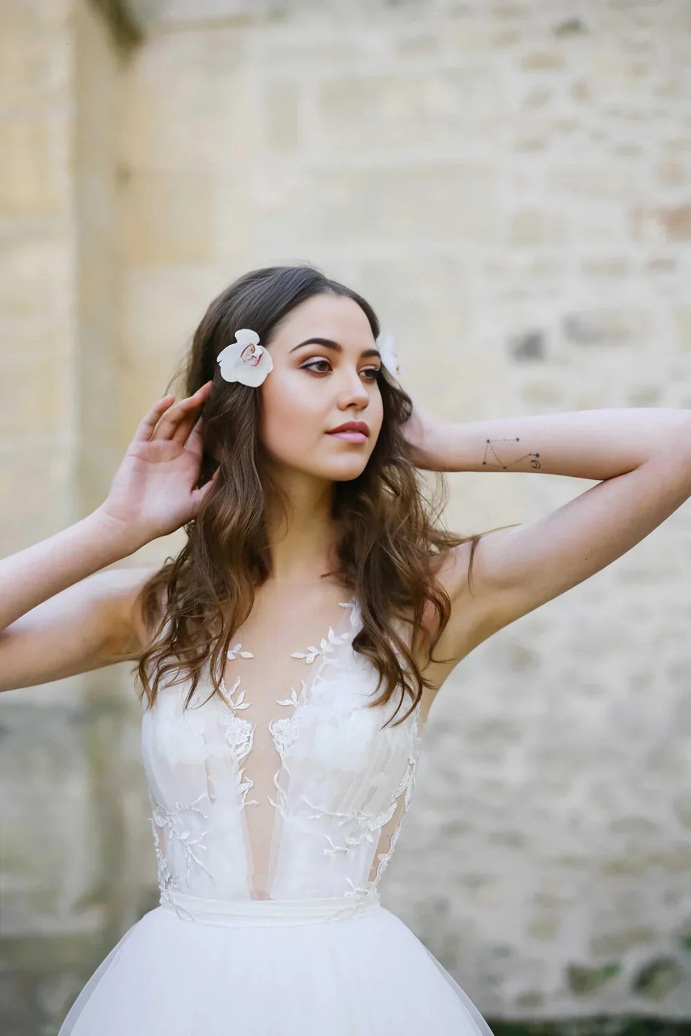 Vestido de novia sexy de corte A, sin mangas, ilusión, escote en V, tul con apliques